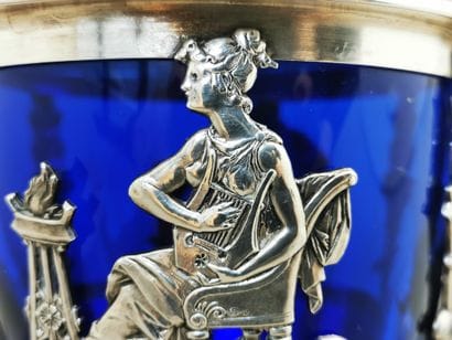 DRAGEOIR en métal argenté, intérieur en cristal...