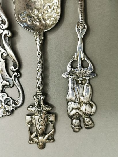 LOT DE TREIZE CUILLERS ET TROIS FOURCHETTES...