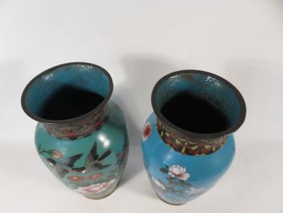 EXTREME-ORIENT

Deux vases en bronze cloisonné...