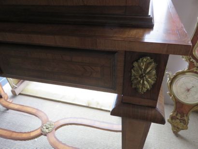 CABINET en marqueterie de bois de violette...