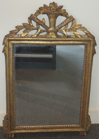 MIROIR à cadre en bois et stuc doré, à décor...