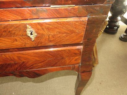 BUREAU DE PENTE en placage de palissandre...