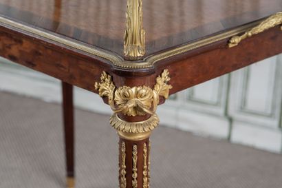 TABLE A THE en marqueterie de satiné en damiers,...