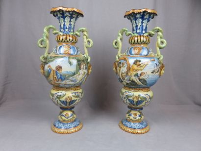 PAIRE DE GRANDS VASES en faïence à décor...