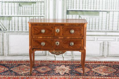 COMMODE SAUTEUSE en noyer, placage de noyer,...
