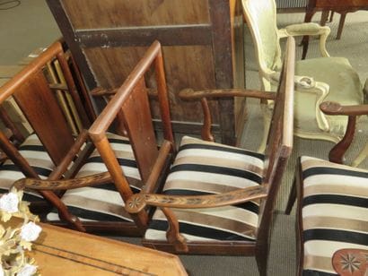 SUITE DE SIX FAUTEUILS en acajou à décor...