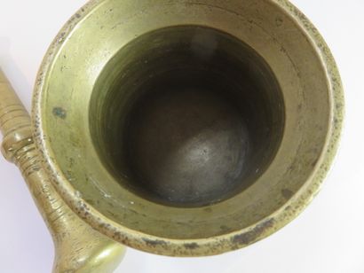 PILON ET MORTIER en bronze, le corps orné...