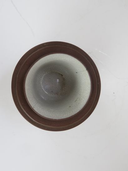 CHINE, Yixing - XXe siècle

Pot couvert et...