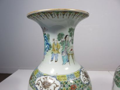 CHINE - XIXe siècle

Paire de vases en porcelaine...