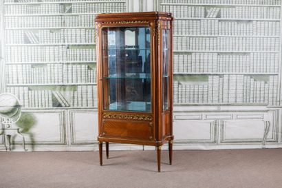 VITRINE en acajou et placage d'acajou. Ouvre...