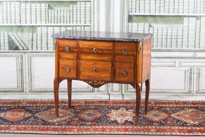 COMMODE en marqueterie de bois de rose, filets...