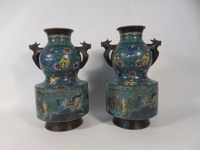 EXTREME ORIENT 

Paire de vases en bronze...