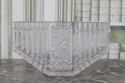 R. LALIQUE France

Vase Pan

Coupe en verre...