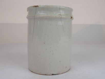 MIDI

Pot à pharmacie en faïence orné d'une...