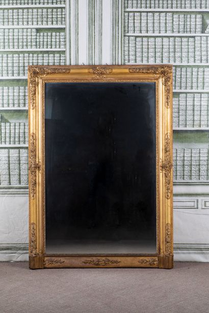 MIROIR DE CHEMINEE en bois et stuc doré à...