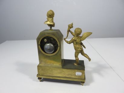 PENDULE en bronze ciselé et doré. Le mouvement...