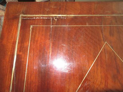 TABLE A JEUX en acajou à filets et moulures...