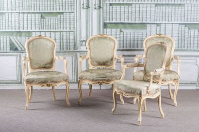 SUITE DE QUATRE FAUTEUILS CABRIOLET en bois...