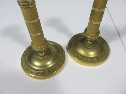 PAIRE DE BOUGEOIRS en bronze ciselé et doré,...