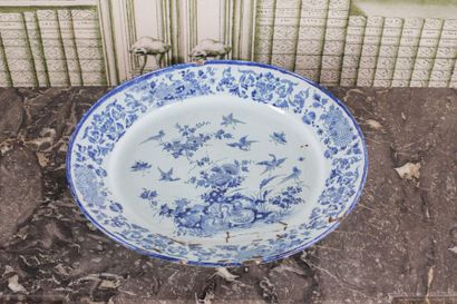 DELFT 

Grand plat rond à décor en camaïeu...