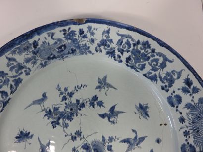 DELFT 

Grand plat rond à décor en camaïeu...