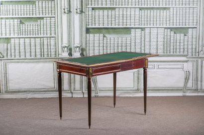 TABLE A JEUX en acajou à filets et moulures...