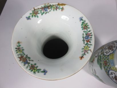 CHINE - XIXe siècle

Paire de vases en porcelaine...