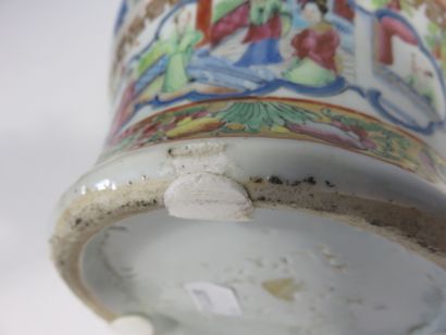 CHINE, Canton

Vase en porcelaine à décor...
