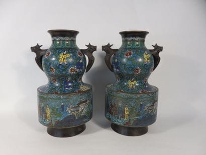 EXTREME ORIENT 

Paire de vases en bronze...