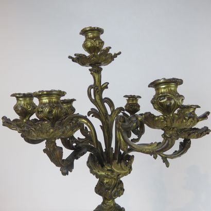 PAIRE D'IMPORTANTS CANDELABRES en bronze...