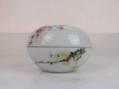 CHINE - XXe siècle

Boîte lenticulaire en...