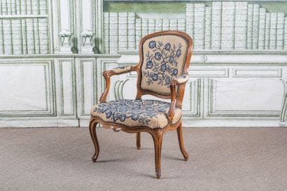 FAUTEUIL en hêtre mouluré et sculpté. Estampillé...