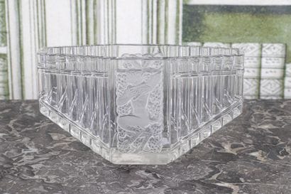 R. LALIQUE France

Vase Pan

Coupe en verre...