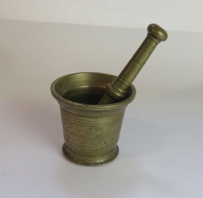 PILON ET MORTIER en bronze, le corps orné...