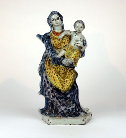 Vierge à l'Enfant en faïence à décor polychrome...