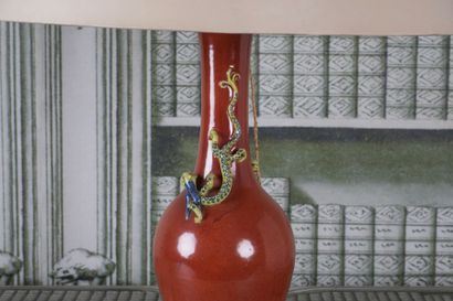 EXTREME-ORIENT

Vase en porcelaine à décor...