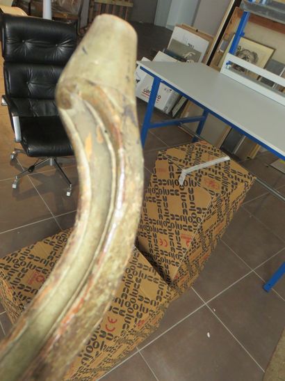 FAUTEUIL en bois laqué gris à dossier plat....