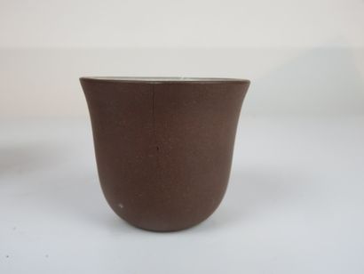 CHINE, Yixing - XXe siècle

Pot couvert et...
