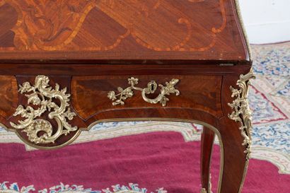 BUREAU de PENTE en marqueterie dans un médaillon...