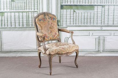 FAUTEUIL en bois laqué gris à dossier plat....