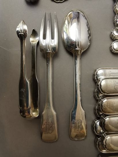 MENAGERE DE TABLE en argent de 78 pièces....