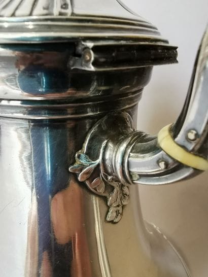 CAFETIERE en argent. PARIS, Emile PUIFORCAT,...