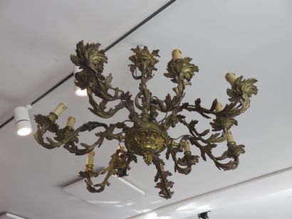 LUSTRE en bronze ciselé et doré à douze bras...