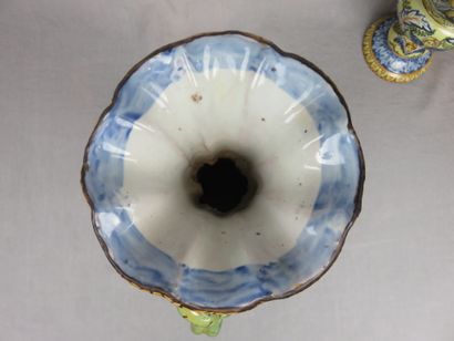 PAIRE DE GRANDS VASES en faïence à décor...