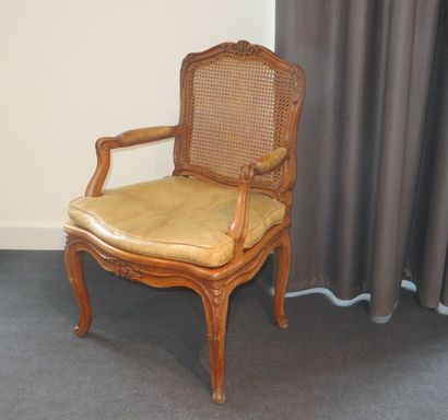 FAUTEUIL en hêtre mouluré et sculpté à assise...