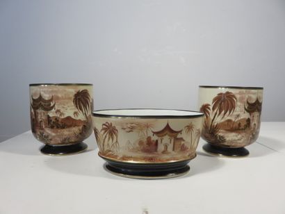 PAIRE DE CACHE-POTS ET JARDINIERE en porcelaine...