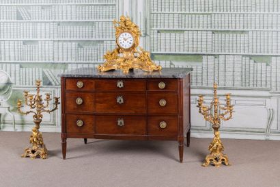 COMMODE en acajou massif. Elle ouvre à cinq...