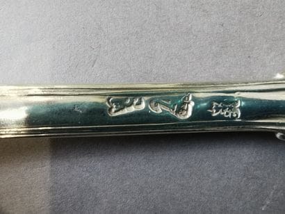 CINQ COUVERTS DE TABLE en argent. PARIS et...