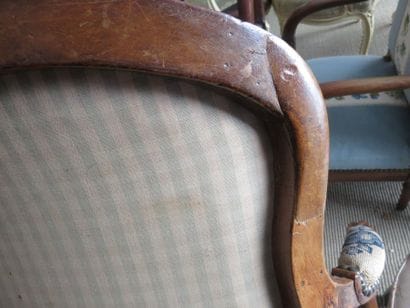 FAUTEUIL en hêtre mouluré et sculpté. Estampillé...