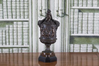 POT COUVERT en bronze, le corps figurant...